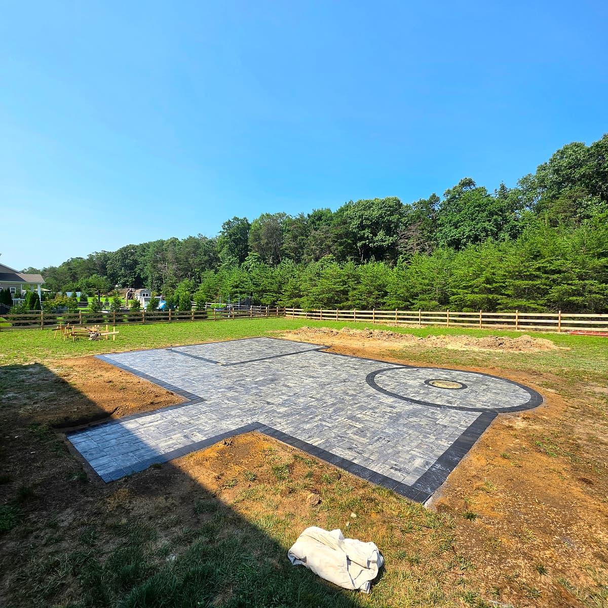 Paver patio with circle inlay and dark border